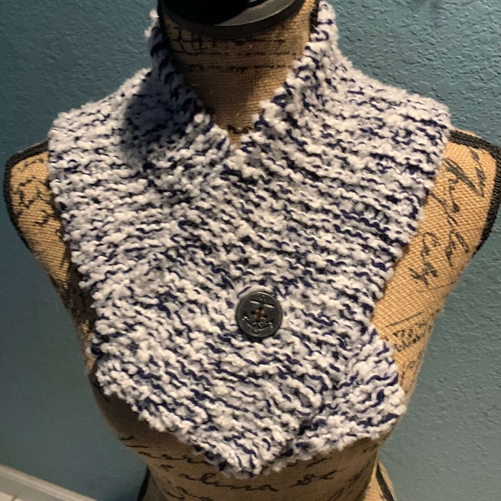 Handmade scarf with button - Picture 2 of 5